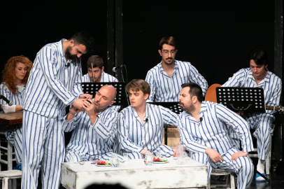 “Süleyman ve Öbürsüler” İzmirli tiyatroseverlerle buluştu