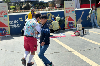 Bursa tiyatro ile gülümsüyor