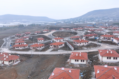 Deprem bölgesinde köy evleri teslim ediliyor