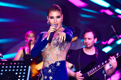 Gülben Ergen’den servis elemanlarına sahne sürprizi