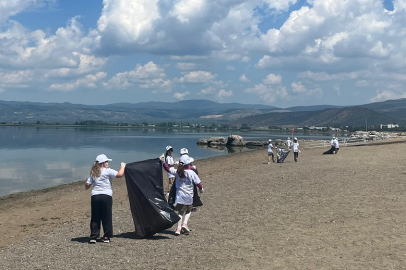 Bursalı minik gönüllülerden İznik’te sahil temizliği