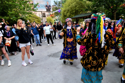 Halk Dansları Festivali sokaklara taştı