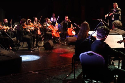 En ‘Baba’ şarkılar için Kocaeli'de sandalyeni kap 'Milli İrade Meydanı'na gel