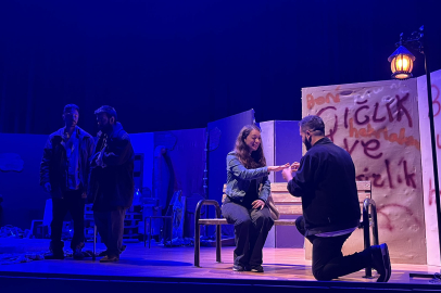 10 bini aşkın izleyici tiyatronun renkli dünyasına tanıklık etti