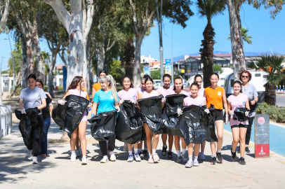 İzmir Narlıdere'de voleybolculardan kıyı temizliği