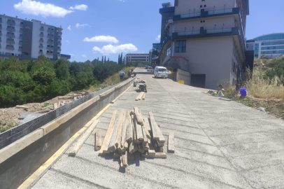 İzmit'te Kabaoğlu’nda parapet çalışması