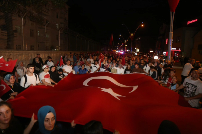 Gölcük yine dimdik ayakta