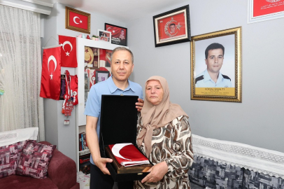 Bakan Yerlikaya'dan şehit ailesine ziyaret