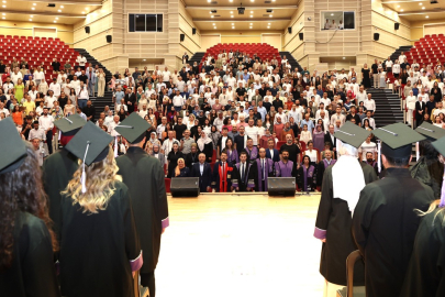 ERÜ Diş Hekimliği Fakültesi 16. dönem mezunlarını verdi