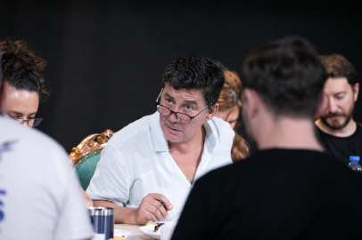 İzmir Şehir Tiyatroları “Cadı Kazanı”nın provalarına başladı