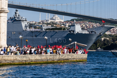 İstanbul Boğazı'nda görkemli geçit