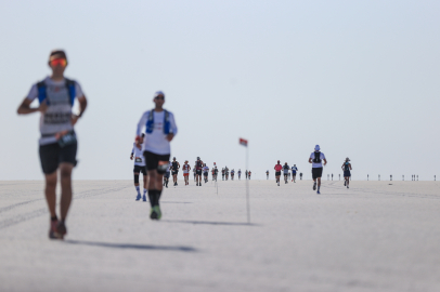 Tuz Gölü'nün sonsuz beyazlığında koştular!