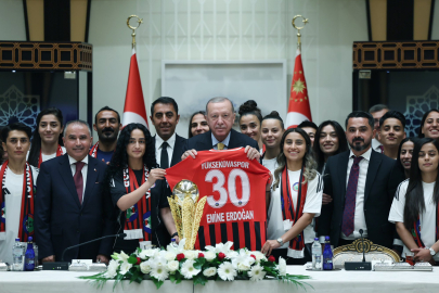Cumhurbaşkanı Erdoğan, Yüksekovaspor Kadın Futbol Takımı’nı ağırladı