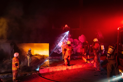 İzmir İtfaiyesi Konak’taki yangında iki kişiyi kurtardı