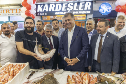 İzmir'de sezonun ilk balıkları mezatta satıldı