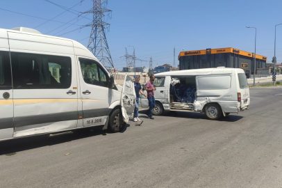 Bursa’da trafik kazası güldürdü! Kapısını arayan şoför, servis minibüsünde buldu