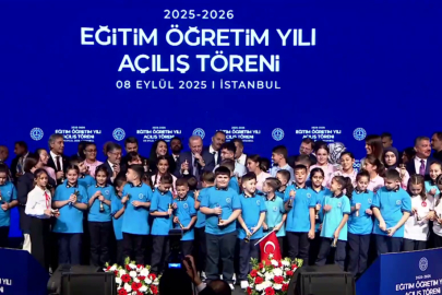 Yeni dönem açılışında 'Maarif' mesajı... Zilleri öğrencilerle birlikte çaldı