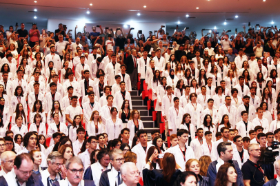 DEÜ'de yeni öğrenciler beyaz önlük giydi