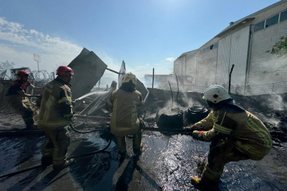 İzmir'de lastik deposu çevresinde yangın