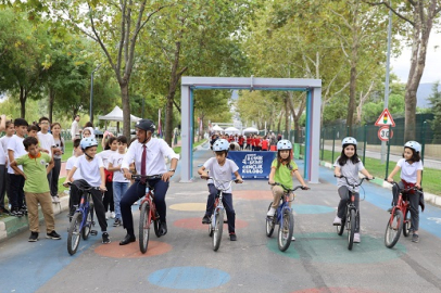 Bursa'da çocuklar bisikletle eğlenerek öğrendi