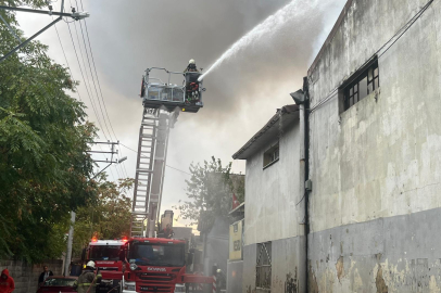 İzmir Bornova’daki depo yangınına hızlı müdahale 
