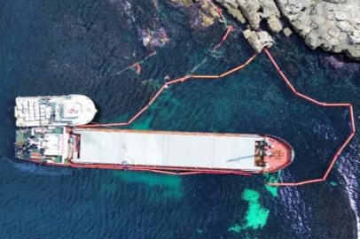 Karadeniz'de nefes kesen operasyon... Karaya oturan gemideki yakıt güvenle tahliye edildi!