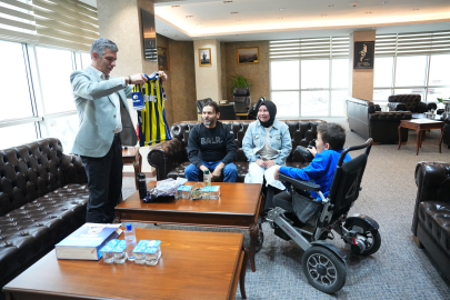 Soma’da Başkan Okur’dan minik Şenol’a forma hediyesi