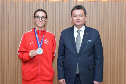 Başkan Erkan Aydın Bursa’nın gururu şampiyon sporcuyu ağırladı