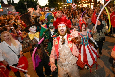 Kaleiçi sokaklarında büyüleyici kortej geçişi