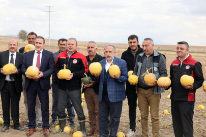 Birinci olan Kayseri Talaslı çiftçiye Başkan Yalçın'dan tebrik
