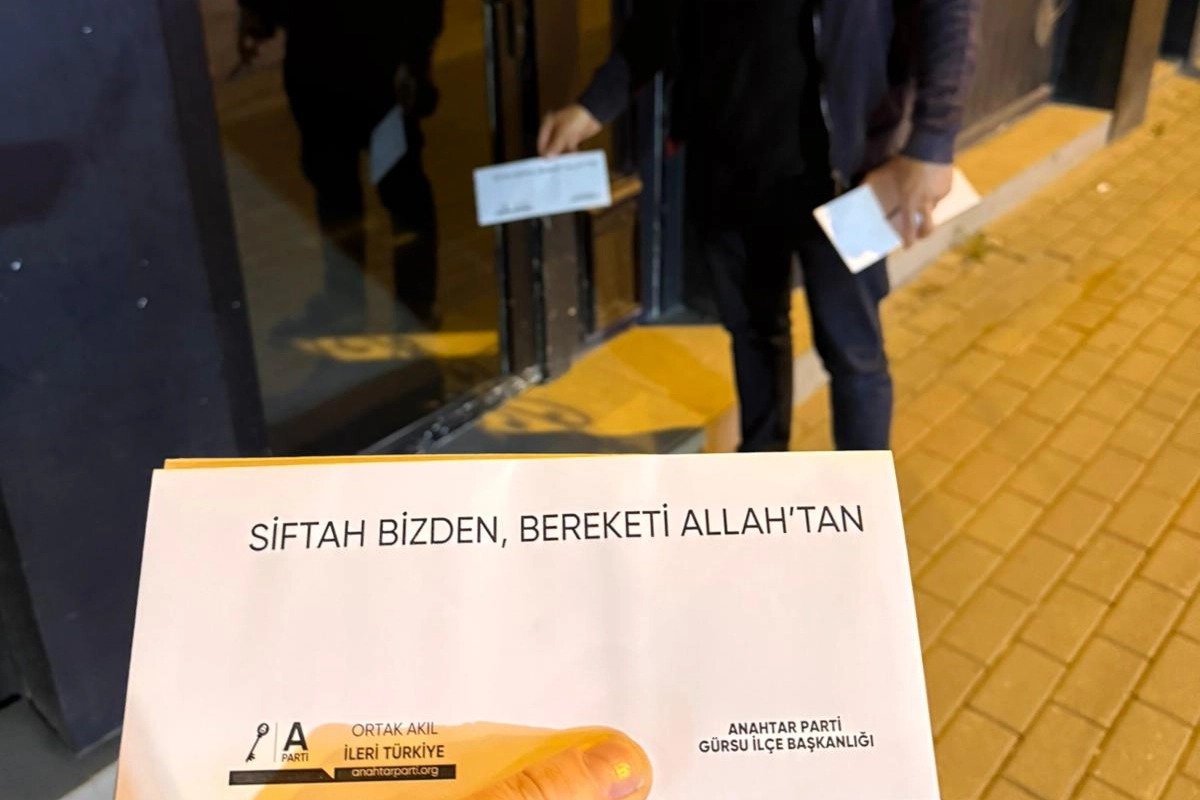 Bursa Gürsu’da Anahtar Parti’den esnafa siftah parası!