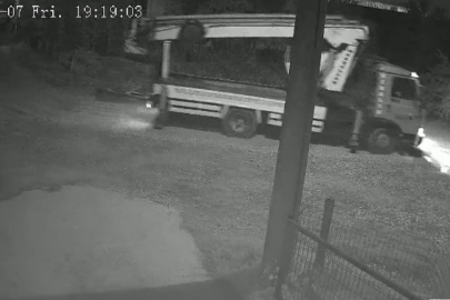 Düzce'de mobil vinç telefon direğini kırıp olay yerinden uzaklaştı