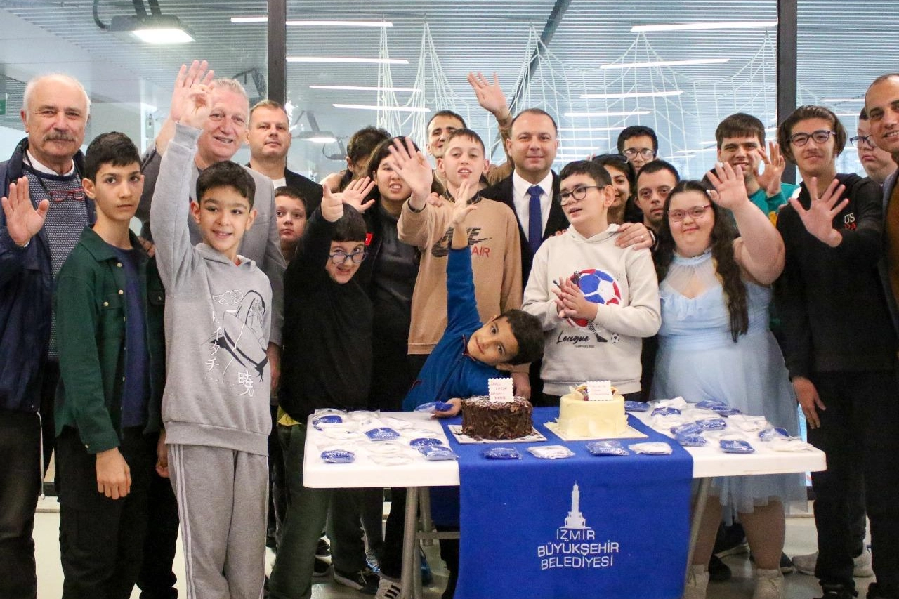 İzmir'de sevgiyle engeller aşıldı