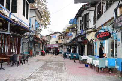 Bursa Osmangazi'de Tarihi Arap Şükrü Sokağı 'kaçak'lardan arındırıldı