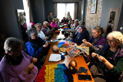 Antalya Muratpaşa'da Yaşlı Evi'nden çocukları ısıtacak örgü