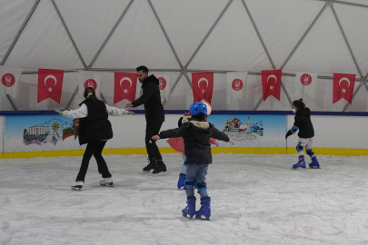 Ankara Keçiören'de ücretsiz buz pateni pistine yoğun ilgi
