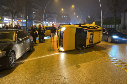 Düzce'de ticari taksi park halindeki araca çarpıp devrildi!