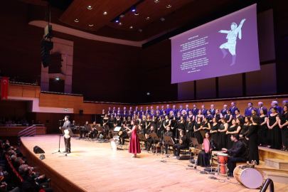 Bedia Akartürk’ten İzmirlilere türkü sürprizi