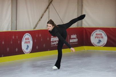 İstanbul Bakırköy’de açılan Buz Pisti’ne büyük ilgi