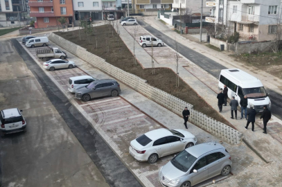 Bursa İnegöl’de otoparkla birlikte 24 fidan toprağa kavuştu