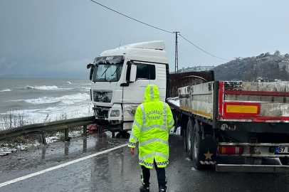 Düzce'de Akçakoca-Kocaali karayolunda tır makasladı! Ulaşım kontrollü sağlanıyor