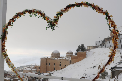 Mardin'de kar yağışı tarihi kenti büyüleyici manzaralara bürüdü