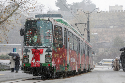 Bursa'da nostaljik tramvay süsleriyle yeni yılın simgesi oldu