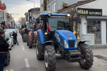 Satışlara karşı traktörlü protesto!