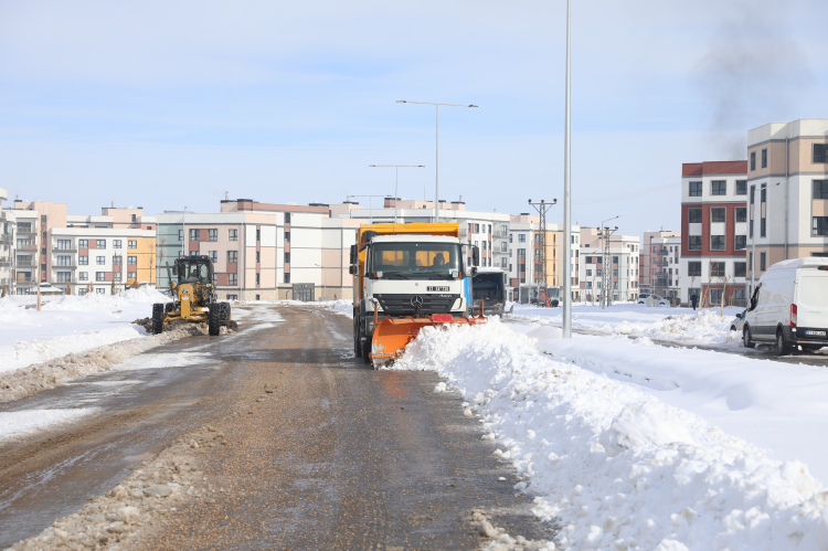 Diyarbakır’da kritik kavşaklarda kar temizliği