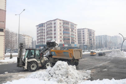Diyarbakır'da kritik kavşaklarda kar temizliği