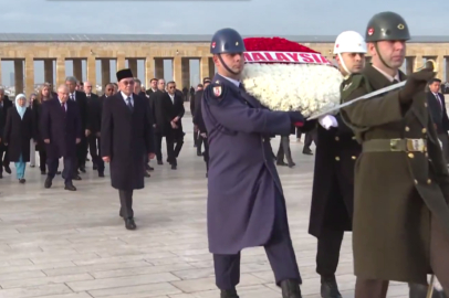 Malezya Başbakanı Enver İbrahim Anıtkabir'i ziyaret etti