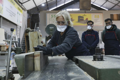 Mersin'de kadın mobilya ustaları yetiştiriyor