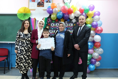 Bakan Göktaş, şehit ve gazi çocuklarının ilk karne heyecanına ortak oldu