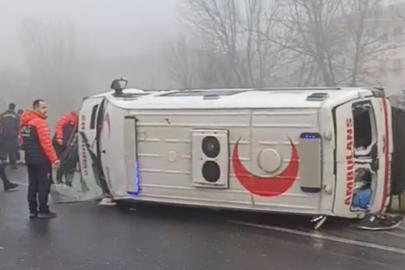 Düzce’de yoğun sis ambulansı yan yatırdı: 1 sağlık personeli yaralı